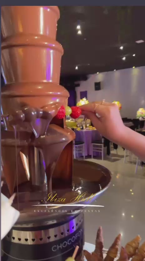 Load video: Chocofonte - Cascata Chocolate 4 andares