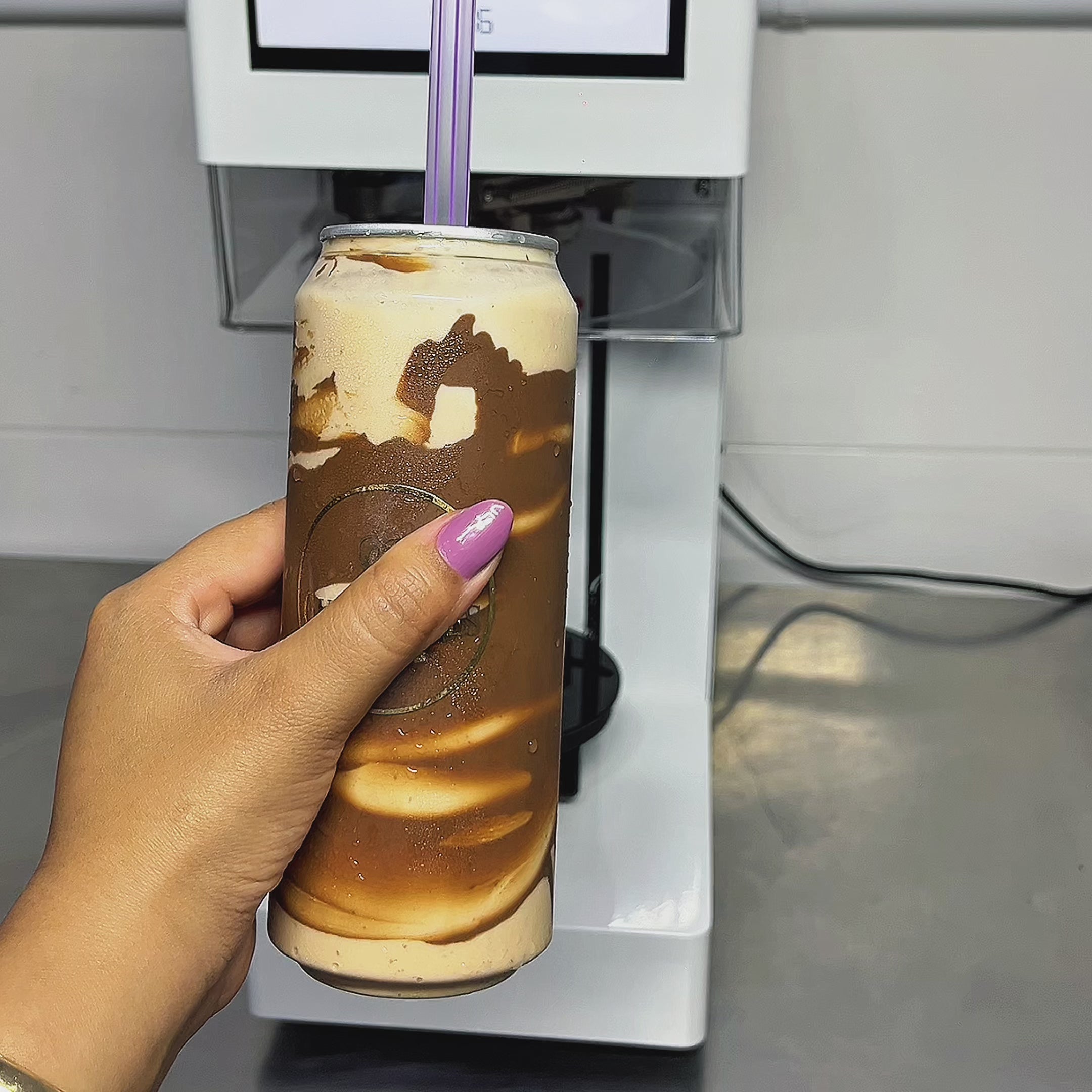 Carregar vídeo: Embalagem PET 330 ml Cilíndrica com Tampa Metálica - 200 unidades